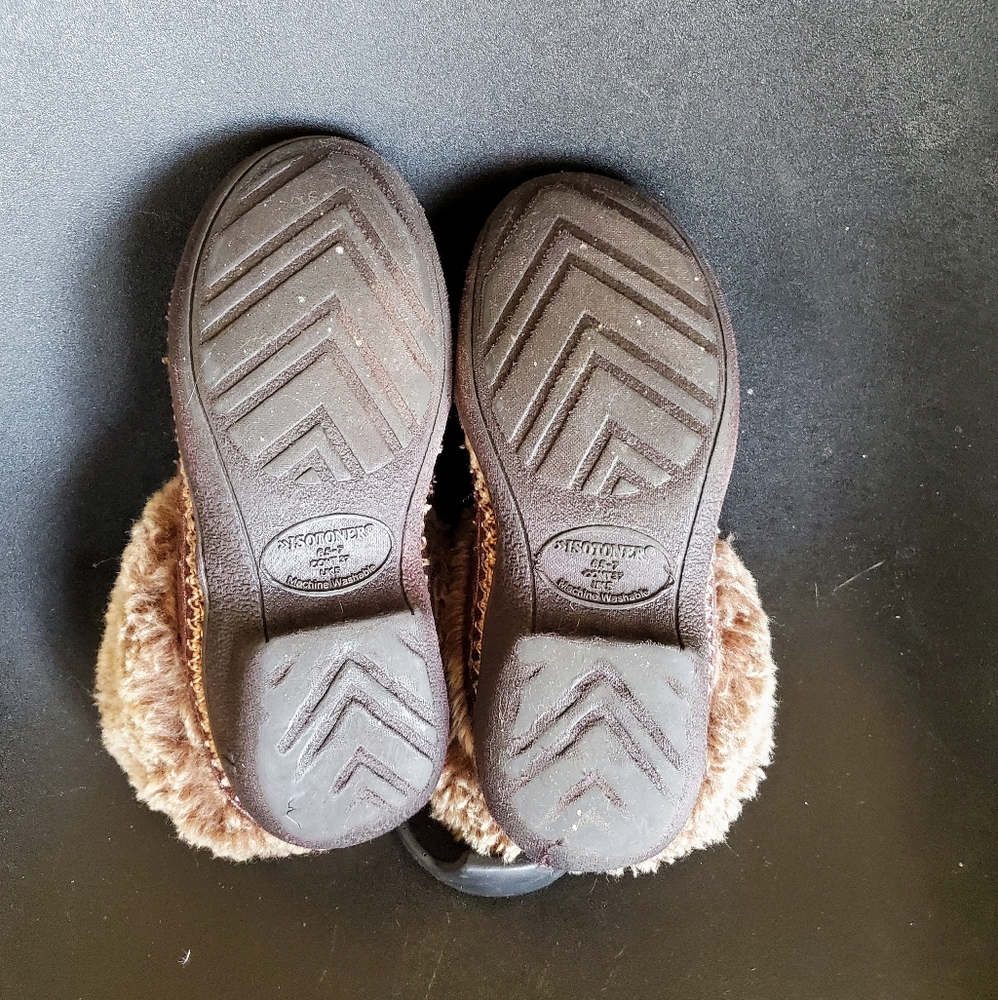 Isotoner Slippers - Picture 3 of 6